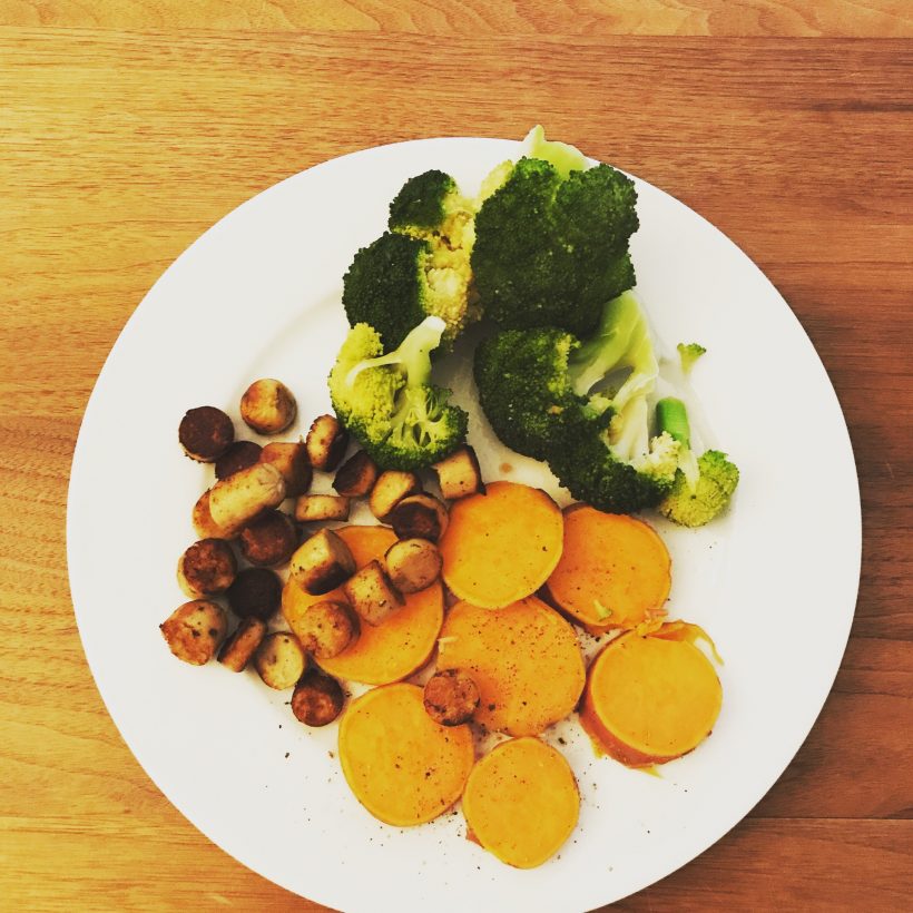 Gestoomde-zoete-aardappels-met-broccoli-en-vegaworstjes